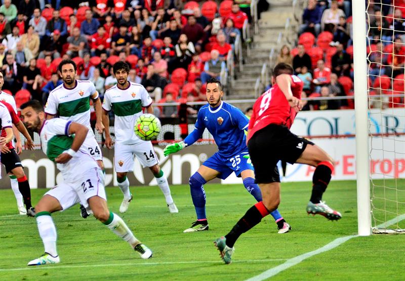 El Mallorca supera al Elche y sigue soñando con la permanencia