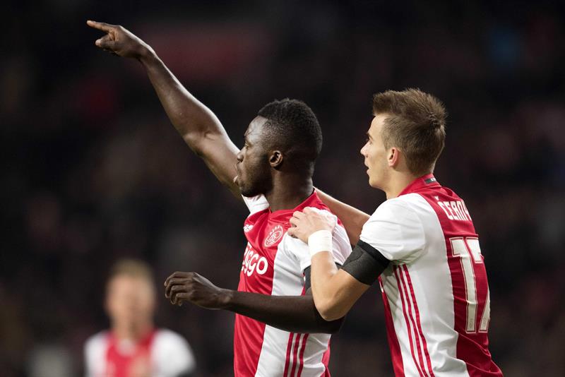Davinson Sánchez brilla en la victoria del Ajax ante el Groningen