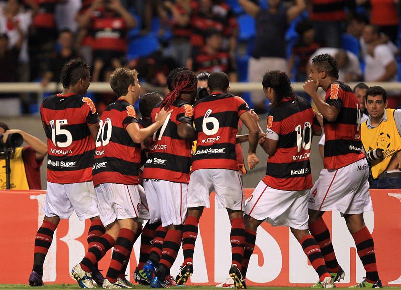 Flamengo y Corinthians ponen pie y medio en sus respectivas finales