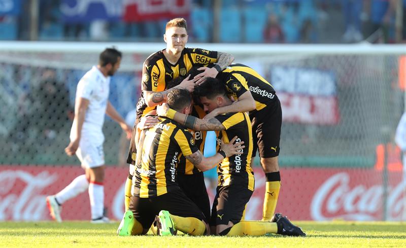 Peñarol vencer a Defensor Sporting y se asienta en el liderato