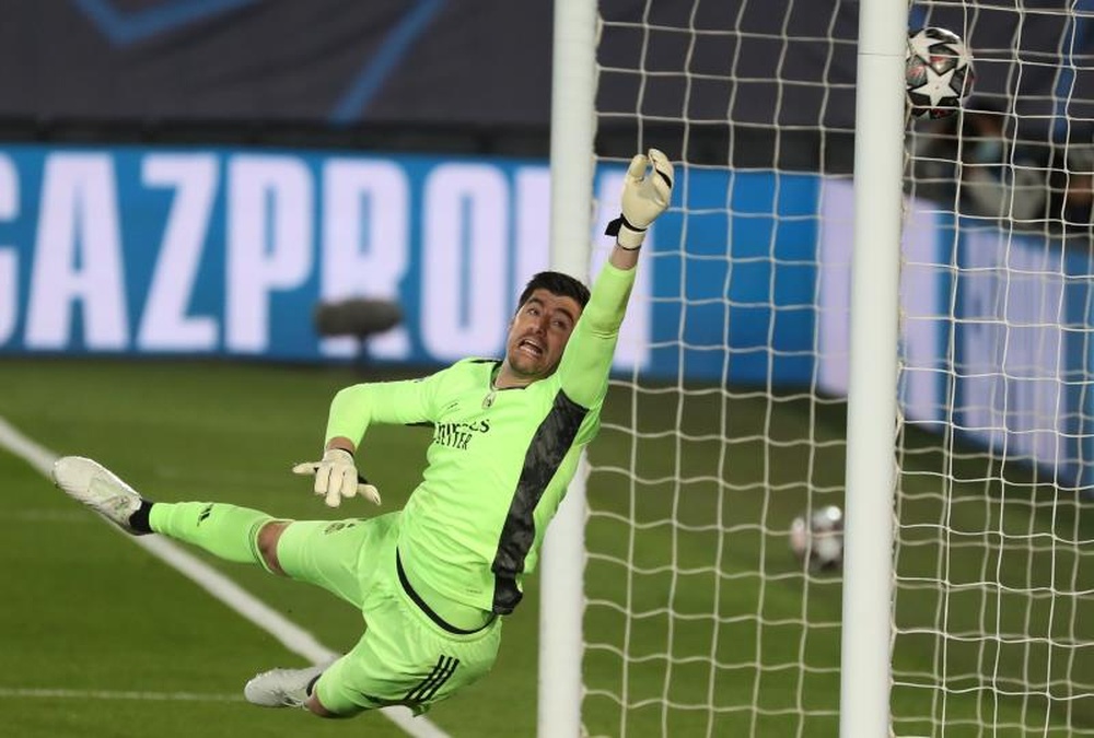 Courtois celebra el reencuentro con el Bernabéu y recuerda a Lorenzo Sanz. EFE