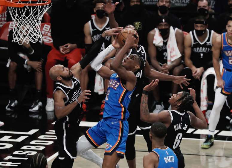 Shai Gilgeous-Alexander (c) de Oklahoma City Thunder en acción frente a los Brooklyn Nets en el Barclays Center en Brooklyn, Nueva York (EE.UU.), este 13 de enero de 2022. EFE/EPA/Peter Foley