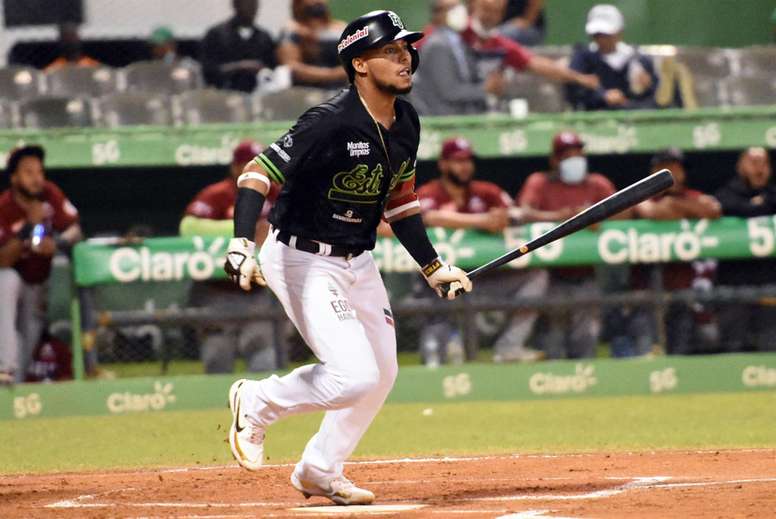 Gustavo Núñez de Las Estrellas Orientales observa luego de batear durante un partido correspondiente a la primera jornada de la final del campeonato de béisbol invernal dominicano, entre Las Estrellas Orientales y Gigantes del Cibao, hoy, en el estadio Tetelo Vargas de San Pedro de Macorís (República Dominicana). EFE/Alberto Calvo