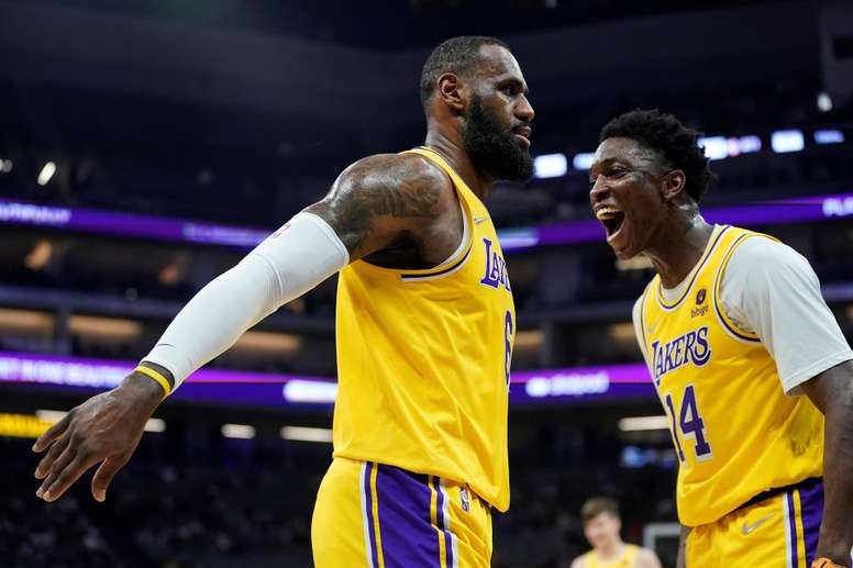 Imagen de la semana pasada de los jugadores de Los Ángeles Lakers LeBron James (izda) y Stanley Johnson (dcha) durante un partido de la NBA. EFE/EPA/JOHN G. MABANGLO SHUTTERSTOCK OUT