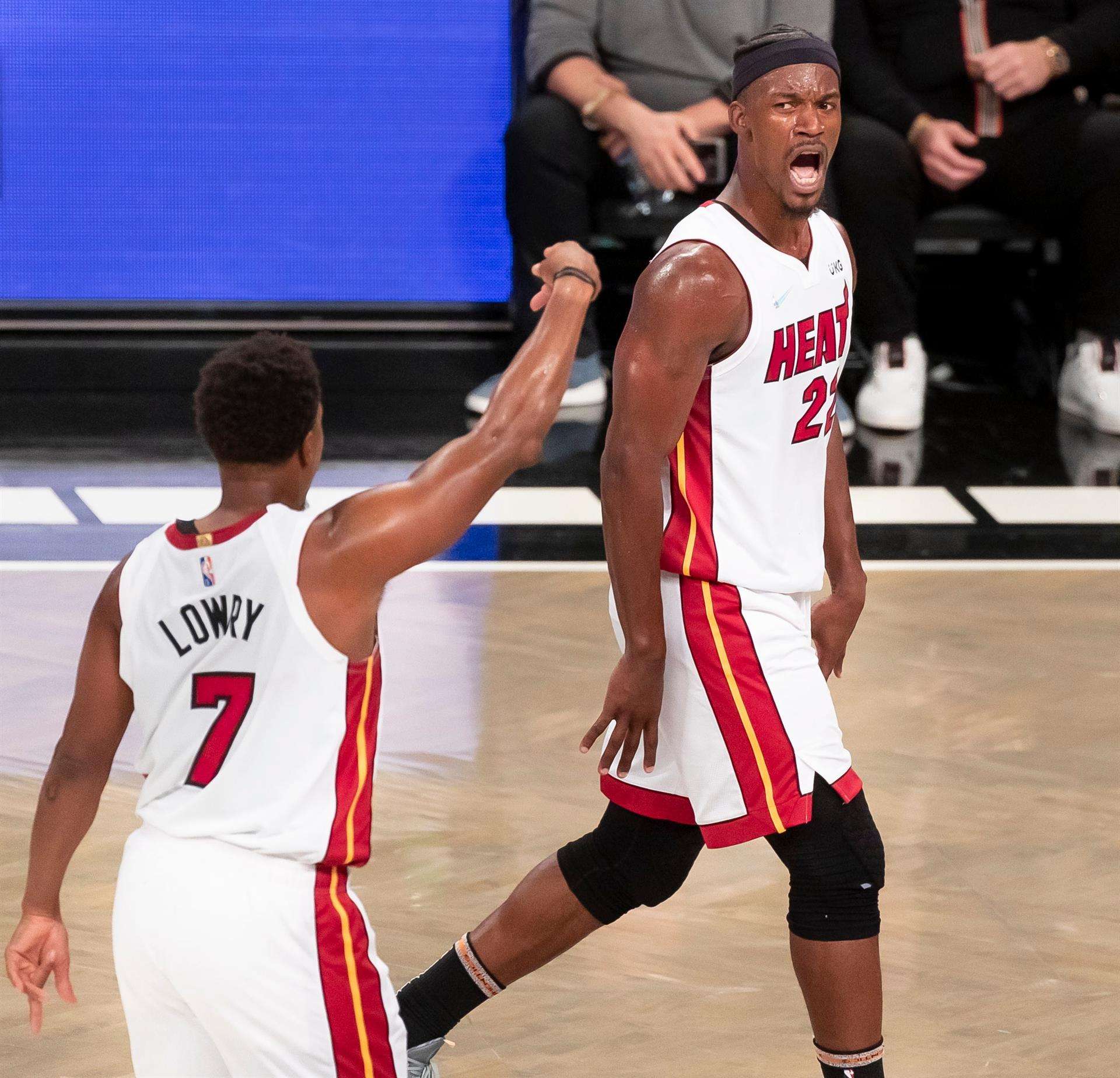 Imagen de archivo del jugador de los Miami Heat Jimmy Butler (dcha). EFE/EPA/JUSTIN LANE