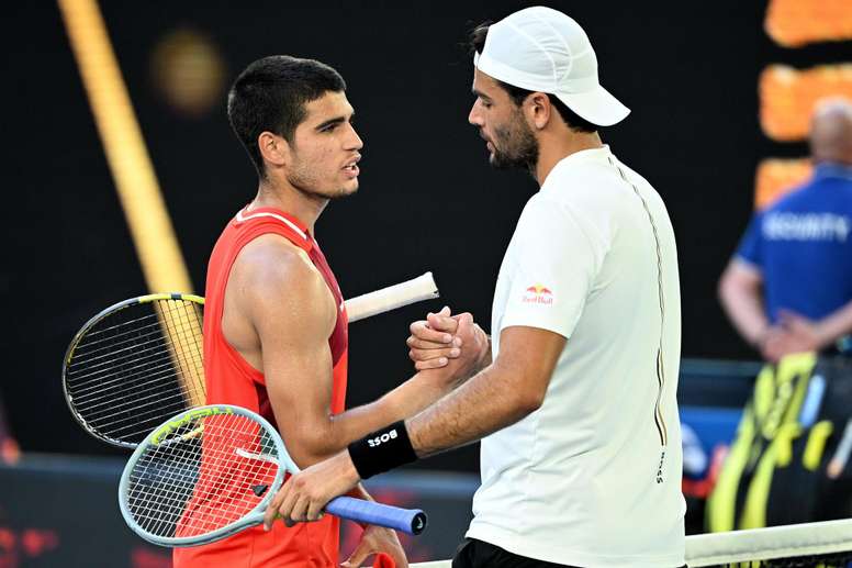 El italiano Matteo Berrettini (7) saluda al español Carlos Alcaraz, al termino del partido que ambos han disputado este viernes en el Abierto de Australia, en el que Berrettini se impuso por un apretado 6-2, 7-6(3), 4-6, 2-6 y 7-6(5). EFE/EPA/DAVE HUNT y