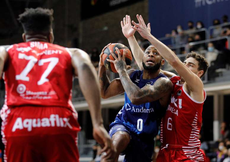 El escolta norteamericano del MoraBanc, Codi Miller-Mcintyre (c), entra a canasta ante Dani García (d), base del Baxi Manresa, durante el partido correspondiente a la decimosexta jornada de la Liga Endesa que enfrenta al MoraBanc Andorra contra el Baxi Manresa, hoy en el Poliesportiu de Andorra.- EFE/Fernando Galindo