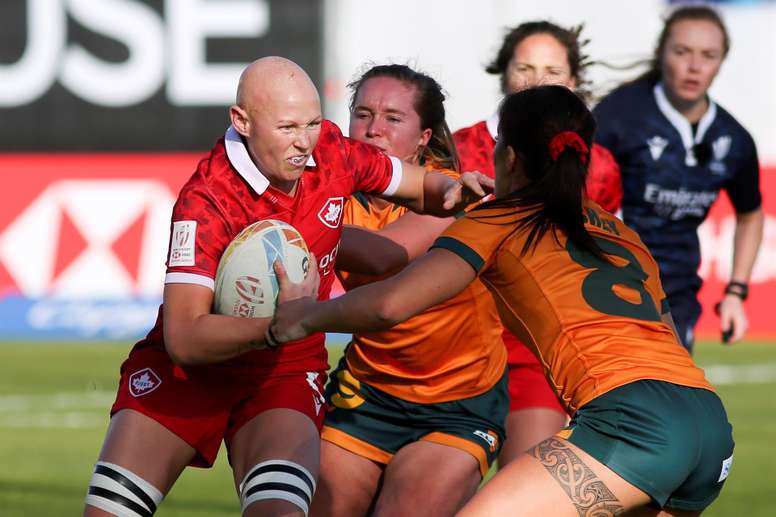 Las jugadoras Madison Ashby de la selección de Australia (d), y Chloe Daniels de la selección de Canadá (i), durante el partido las Series Mundiales de rugby 7 que se disputa este sábado en Málaga.- EFE/Daniel Pérez