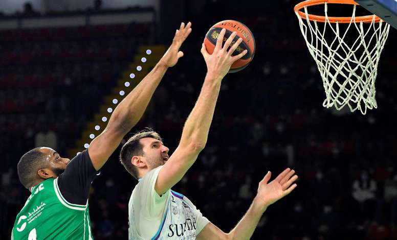 El pívot Danny Agbelese (i) del Coosur Real Betis y el pívot Jeff Withey (d) del Bilbao Basket durante el partido. EFE/ Raúl Caro.
