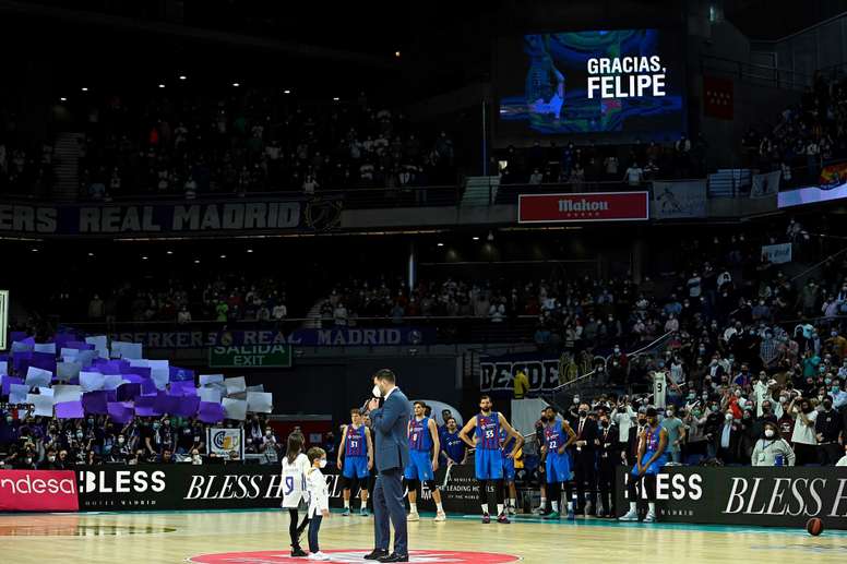 GEl exjugador del Real Madrid Felipe Reyes durante el homenaje que recibe antes del partido de Liga ACB que Real Madrid y Barça juegan en el Palacio de los Deportes, en Madrid. EFE/FERNANDO VILLAR