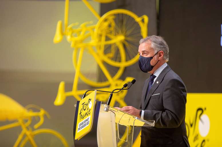 El lehendakari, Iñigo Urkullu, interviene durante el acto celebrado este miércoles en Vitoria para dar a conocer los detalles de los recorridos de las tres primeras etapas de la edición 2023 de la carrera francesa que arrancará en Euskadi. EFE/David Aguilar