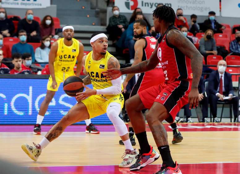 El escolta estadounidense de Ucam Murcia, Matt Mobley (i), con el balón ante su compatriota, el jugador de Basket Zaragoza, Joedan Davis, durante una jugada del encuentro de la fase regular de la ACB disputado en el Pabellón Príncipe Felipe de la capital aragonesa. EFE/Javier Cebollada.