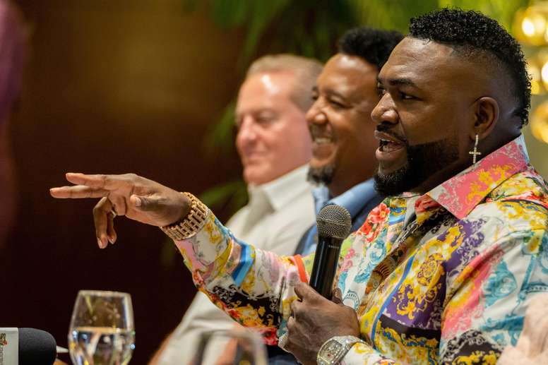 El expelotero dominicano David Ortiz (d) habla durante una rueda de prensa en Santo Domingo (República Dominicana). EFE/Francesco Spotorno