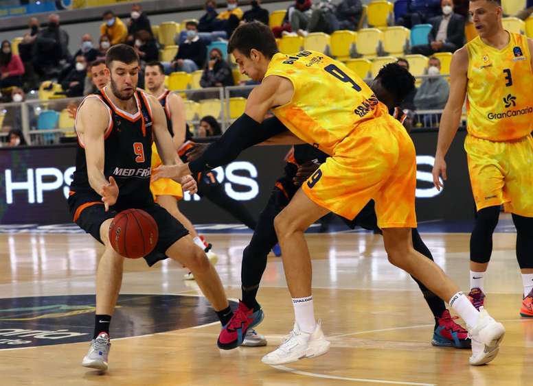 El jugador del Gran Canaria Nicolas Brussino (d), y el jugador del Promitheas Patras Nikolaos RogKavopoulos (i) durante el partido de la undécima jornada de la Eurocopa que ambos equipos disputaron este miércoles en el Gran Canaria Arena, en Las Palmas de Gran Canaria. EFE/ Elvira Urquijo A.