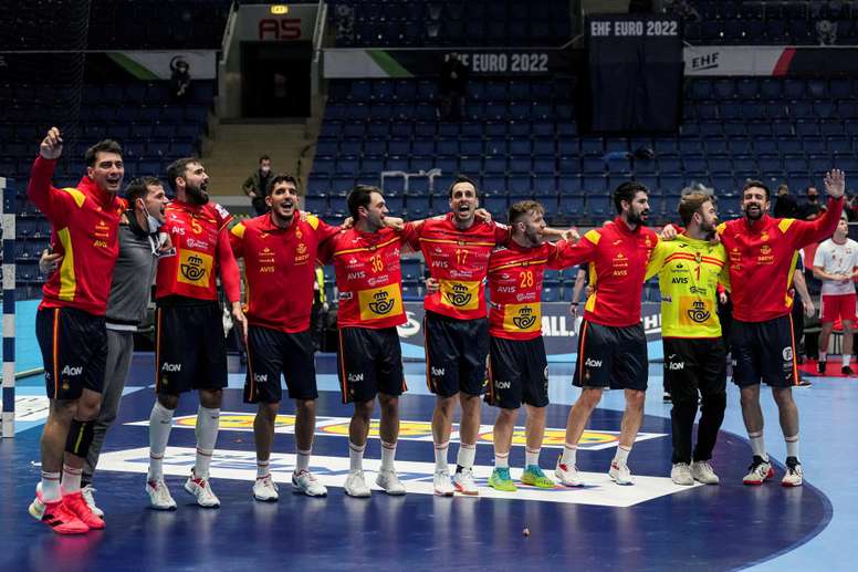 Los jugadores de la selección española de balonmano celebran una victoria en el Europeo 2022. EFE/EPA/MARTIN DIVISEK