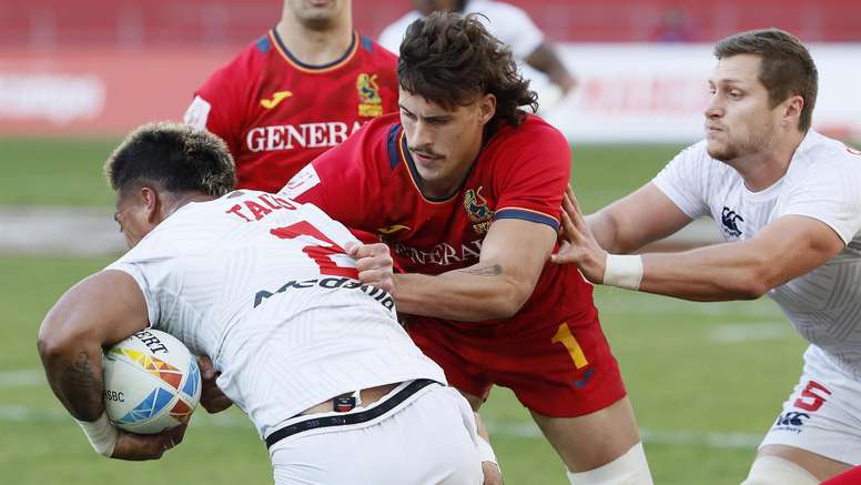 El jugador de la selección española Tobias Sainz y el estadounidense Logan Tago durante el partido de la cuarta etapa de las Series Mundiales de rugby 7 masculino que se disputa en Sevilla. EFE/Jose Manuel Vidal.