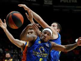 El jugador del Valencia Basket, Xavier Lopez-Arostegui, pelea por el balón con el del CB Gran Canaria, Andrew Albicy. EFE/Miguel Ángel Polo