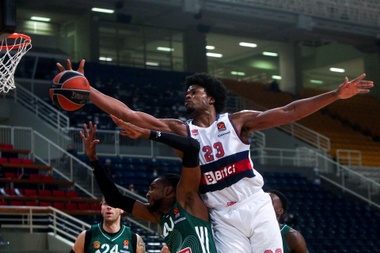 Athens (Greece), 28/01/2022.- Jeremy Evans (L) of Panathinaikos in action with Steven Enoch (R) of Baskonia during the Euroleague Basketball match Panathinaikos vs Baskonia at the Olympic Indoor Stadium, in Athens, Greece, 28 January 2022. (Baloncesto, Euroliga, Grecia, Atenas) EFE/EPA/GEORGIA PANAGOPOULOU