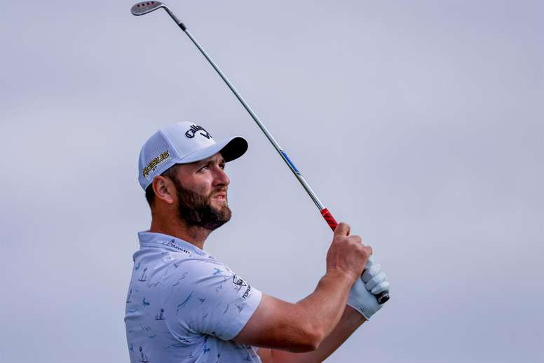 Jon Rahm de España en el tercer hoyo durante la tercera ronda del torneo de golf Farmers Insurance Open 2022 en el Campo Sur del Campo de Golf Torrey Pines en San Diego, California. EFE/EPA/ERIK S. LESSER