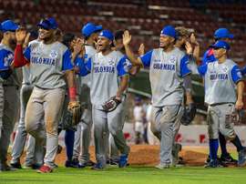 Jugadores de los Caimanes de Barranquilla de Colombia celebran su triunfo, hoy, durante un juego de la Serie del Caribe 2022, en Santo Domingo, República Dominicana. EFE/Francesco Spotorno