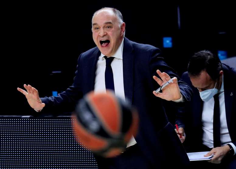 El entrenador del Real Madrid Pablo Laso reacciona durante un encuentro de Euroliga. EFE/Fernando Alvarado