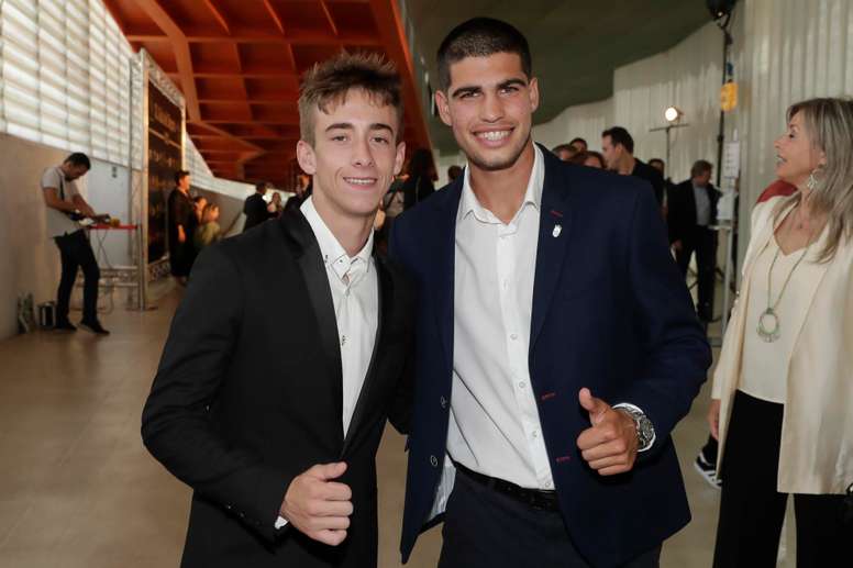 El tenista Carlos Alcaraz (d) y el piloto de Moto2 Pedro Acosta (i) a su llegada a la XL Gala del Deporte de la Región de Murcia, que se ha celebrado este martes en el Auditorio del Batel de Cartagena. EFE/Marcial Guillén