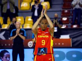 Homenaje a la jugadora de la selección española de Baloncesto Laila Palau (c), por sus 300 partidos con España, en una imagen de archivo. EFE/Salas