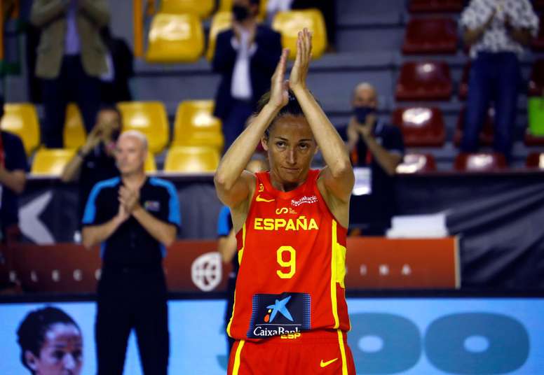 Homenaje a la jugadora de la selección española de Baloncesto Laila Palau (c), por sus 300 partidos con España, en una imagen de archivo. EFE/Salas