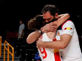 El presidente de la Federación Española de Baloncesto Jorge Garbajosa (d) abraza a la jugadora Laia Palau (i) tras perder ante Francia en el partido de cuartos de final de baloncesto femenino durante los Juegos Olímpicos 2020. EFE/Enric Fontcuberta