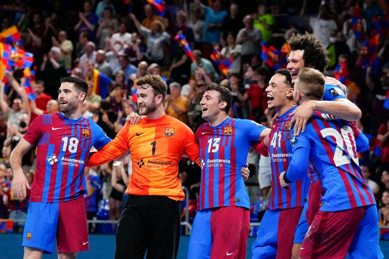 Los jugadores del Barcelona celebran tras vencer al SG Flensburg- Handewitt en el partido de vuelta de los cuartos de final de la Liga de Campeones, en el Palau Blaugrana de Barcelona. EFE/ Enric Fontcuberta