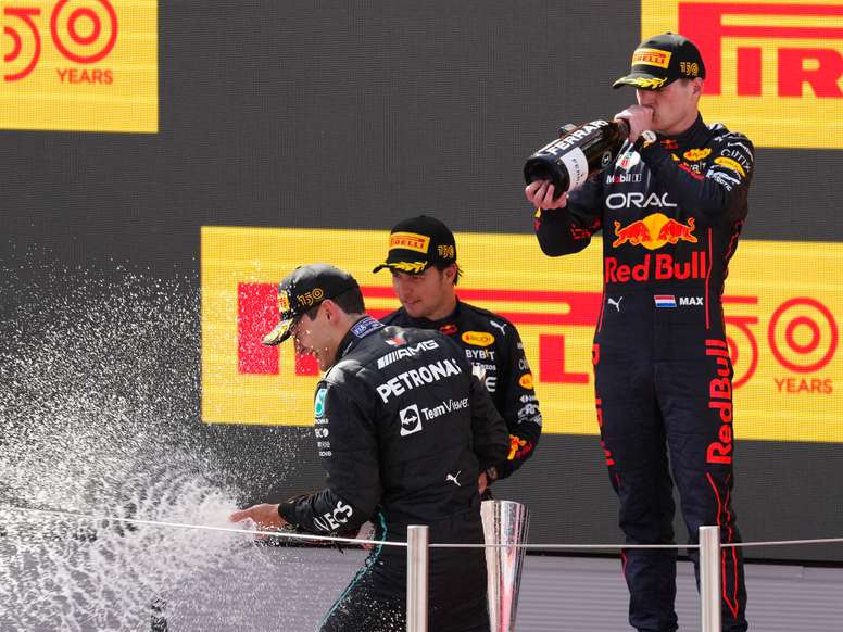 El piloto de Red Bull Max Verstappen celebra su victoria en el Gran Premio de España de Fórmula Uno junto a su compañero de equipo, el mexicano Sergio Pérez (c), segundo clasificado, y el piloto británico de Mercedes George Russell (i), tercero, este domingo en el circuito de Barcelona-Cataluña, en Montmeló (Barcelona). EFE/Enric Fontcuberta