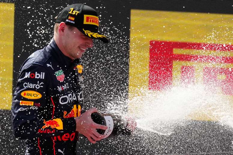 El piloto de Red Bull Max Verstappen celebra su victoria en el Gran Premio de España de Fórmula Uno que se ha disputado este domingo en el circuito de Barcelona-Cataluña, en Montmeló (Barcelona). EFE/Enric Fontcuberta