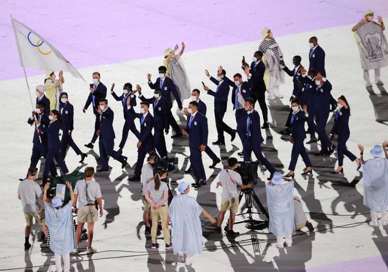Foto de archivo tomada el 23 de julio de 2021 de los miembros del equipo olímpico de refugiados mientras desfilan durante la ceremonia de inauguración de los Juegos Olímpicos de Tokio 2020, en el Estadio Olímpico de la capital nipona. EFE/Yonhap
