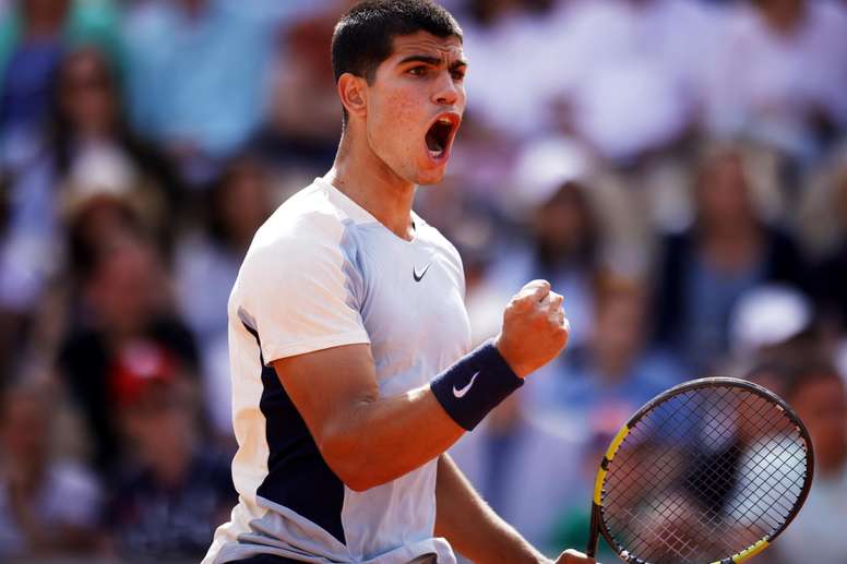 El tenista español Carlos Alcaraz celebra un punto durante su partido frente a Albert Ramos-Vinolas en el torneo de Roland Garros en París. EFE/YOAN VALAT