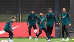 El Liverpool puso rumbo a París con Thiago y Fabinho
