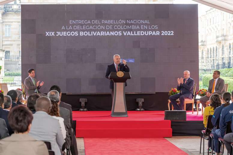 Fotografía cedida por la Presidencia de Colombia que muestra al mandatario Iván Duque mientras ofrece un discurso durante la ceremonia de entrega del Pabellón Nacional a la delegación de Colombia en los Juegos Bolivarianos Valledupar 2022, hoy en la Casa de Nariño en Bogotá (Colombia). EFE/Presidencia de Colombia