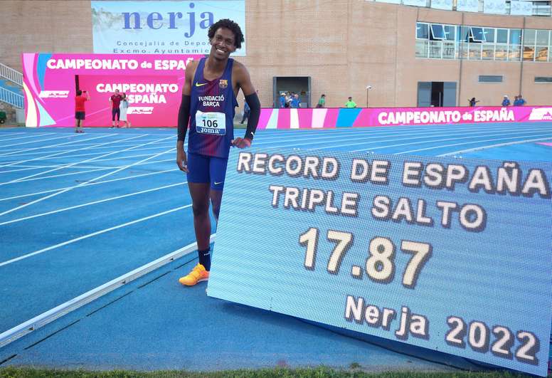 El atleta Jordan Alejandro tras ganar la final masculina de triple salto y batir el récord de España en el 102º Campeonato de España absoluto al aire libre de Atletismo, en Nerja. EFE/Daniel Pérez