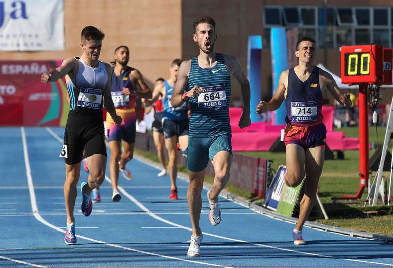 El atleta Álvaro de Arriba (c), seguido de Adrián Ben (i) y Mariano García (d), durante la final masculina de 800 metros del Campeonato de España Absoluto de Atletismo celebrado en la localidad de Nerja (Málaga). EFE/Daniel Pérez