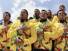 Jugadores de Colombia fueron registrados este martes al cantar el himno nacional de su país, durante la entrega de la medalla de oro del polo acuático masculino de los XIX Juegos Bolivarianos, en Valledupar (Colombia). EFE/ Carlos Durán