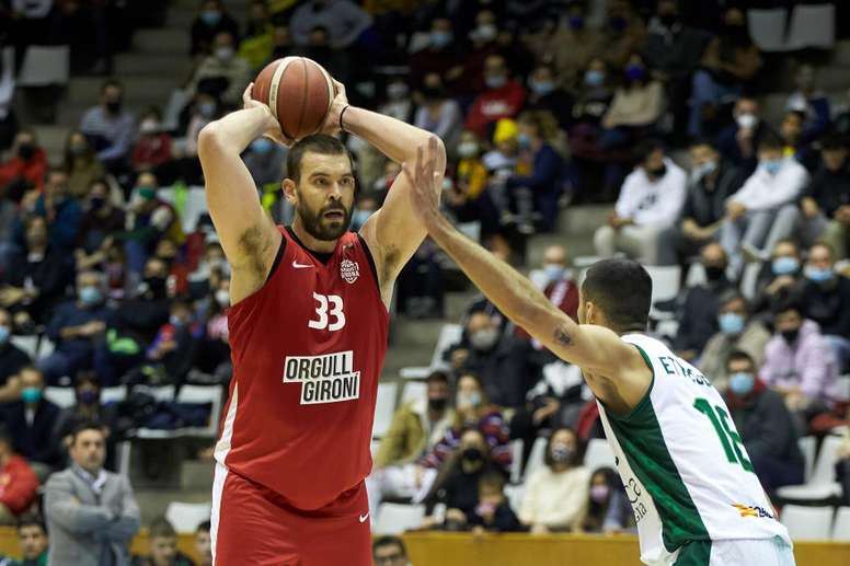 El pívot internacional español Marc Gasol (i), en una foto de archivo de su debut con el Bàsquet Girona. EFE/David Borrat