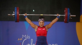 La ecuatoriana Neisi Patricia Dajomes Barrera fue registrada este domingo, durante la prueba de arranque, en la categoría de hasta 81 kg, del levantamiento de pesas de los XIX Juegos Bolivarianos, en Valledupar (Colombia). Dajomes ganó las medallas de oro de esta prueba y la de envión. EFE/Luis Noriega