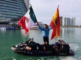 El explorador y marino español Álvaro Marichalar, a bordo de su pequeña embarcación Numancia llega hoy, a un muelle del balneario de Cancún, Quintana Roo (México). El navegante español Álvaro de Marichalar tocó este martes el balneario mexicano de Cancún a bordo de Numancia, la moto acuática de tres metros de eslora con la que da la vuelta al mundo desde el 2019. EFE/ Alonso Cupul