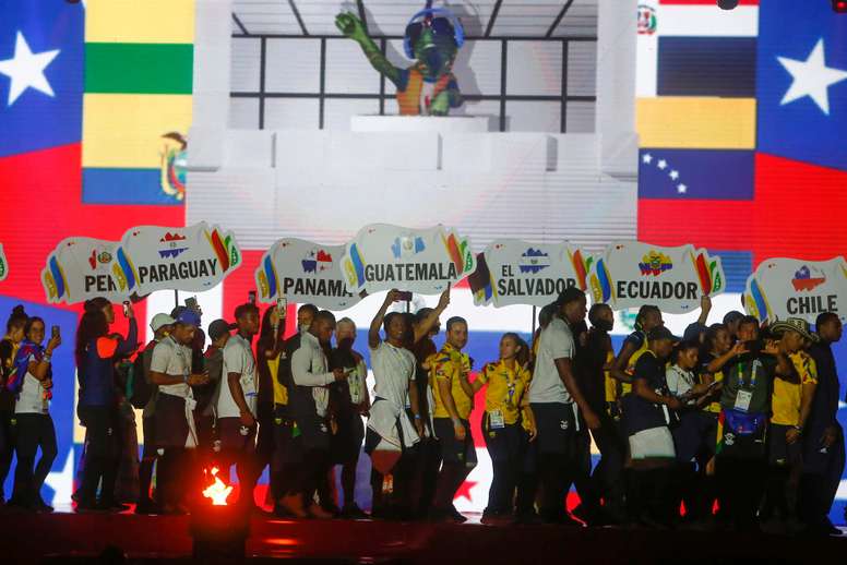 Deportistas desfilan hoy, durante la clausura de los XIX Juegos Bolivarianos en Valledupar (Colombia). EFE/Luis Eduardo Noriega A.