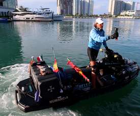 El español Álvaro Marichalar, a bordo de su pequeña embarcación Numancia, llega a un muelle del balneario de Cancún, Quintana Roo (México), escala de la vuelta al mundo que emprendió en 2019. EFE/ Alonso Cupul