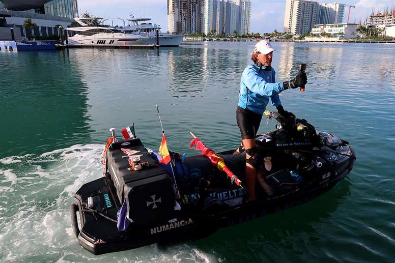 El español Álvaro Marichalar, a bordo de su pequeña embarcación Numancia, llega a un muelle del balneario de Cancún, Quintana Roo (México), escala de la vuelta al mundo que emprendió en 2019. EFE/ Alonso Cupul