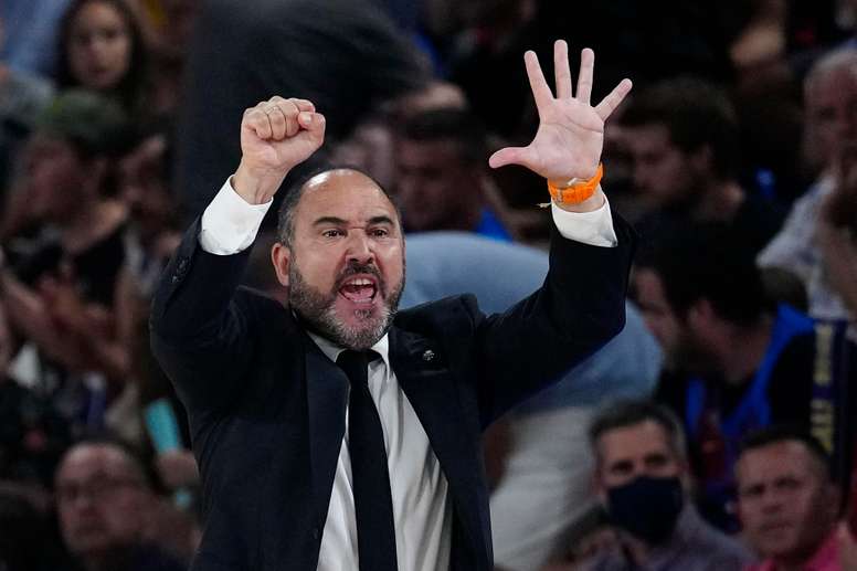 El nuevo entrenador del Real Madrid, Chus Mateo, en una imagen de archivo del segundo partido de la final de la Liga ACB que Barça y Real Madrid jugaron en el Palau Blaugrana, en Barcelona. EFE/ Enric Fontcuberta.