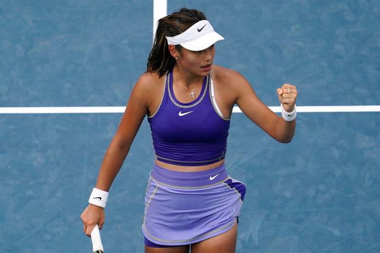 Emma Raducanu de Gran Bretaña reacciona frente a María Camila Osorio de Colombia en el Citi Open de Washington, este 4 de agosto de 2022. EFE/EPA/Will Oliver