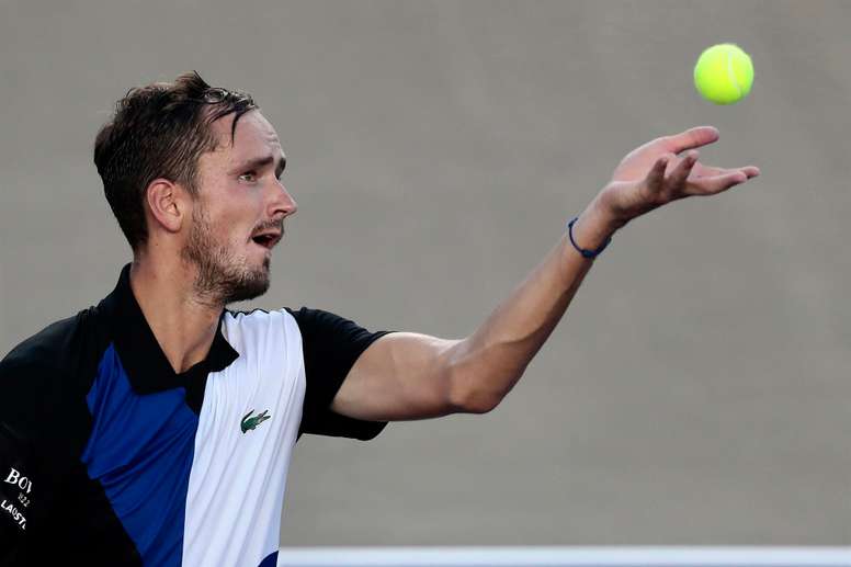 El tenista ruso Daniil Medvédev, en acción hoy contra el tenista lituano Ricardas Berankis, durante el cuarto día del Abierto de Tenis de Los Cabos, en el estado de Baja California Sur (México). EFE/Jorge Reyes