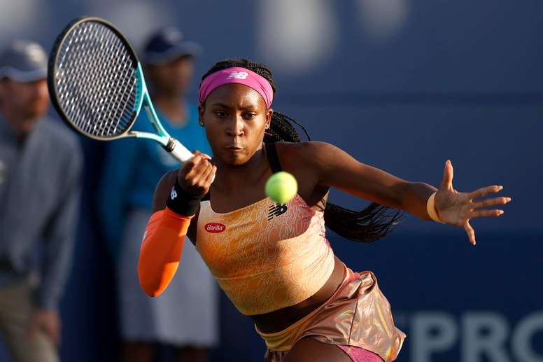 Coco Gauff de Estados Unidos en acción frente a Naomi Osaka de Japón en el torneo WTA de San José, California (EE.UU.), este 4 de agosto de 2022. EFE/EPA/John G. Mabanglo