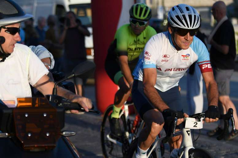 El exciclista profesional y ganador del Tour de Francia y de la Vuelta a España Pedro Delgado toma la salida de la marcha ciclodeportiva La Perico2022. EFE/Pablo Martín